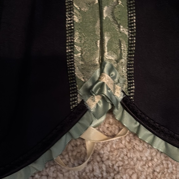 NEW - Brocade Corset/Bustier w/ flexible
Boning - Satin Ribbons - Picture 3 of 7